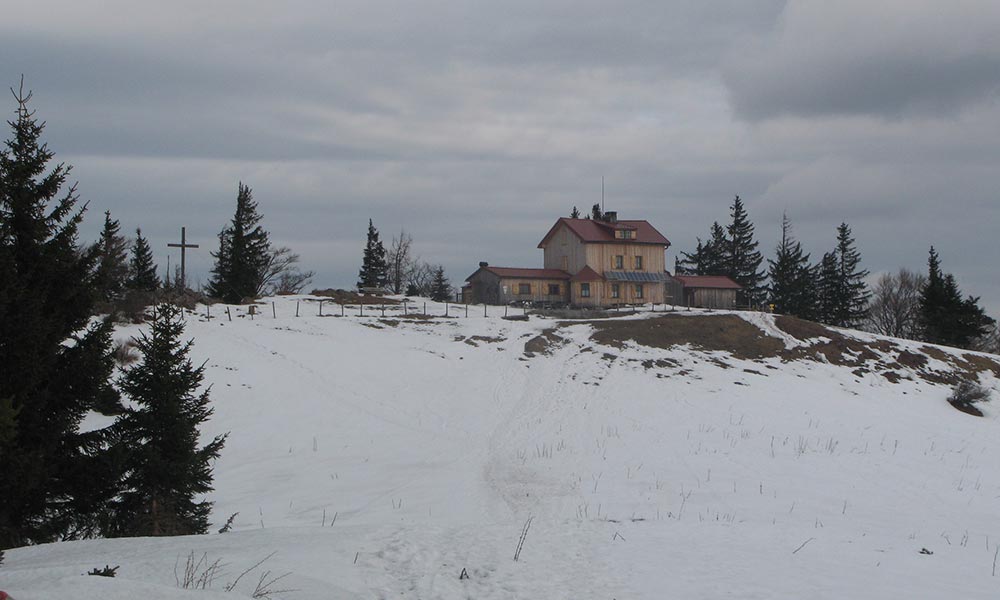 Eisenstein, Gipfelkreuz und Hütte